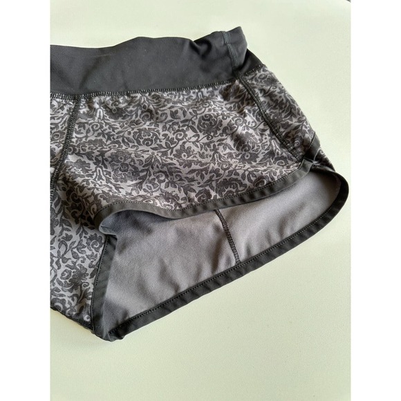 Lululemon Speed Short 2.5 Flossy Dark Carbon Black Paisley Shorts Women's Size 6 - Picture 8 of 15